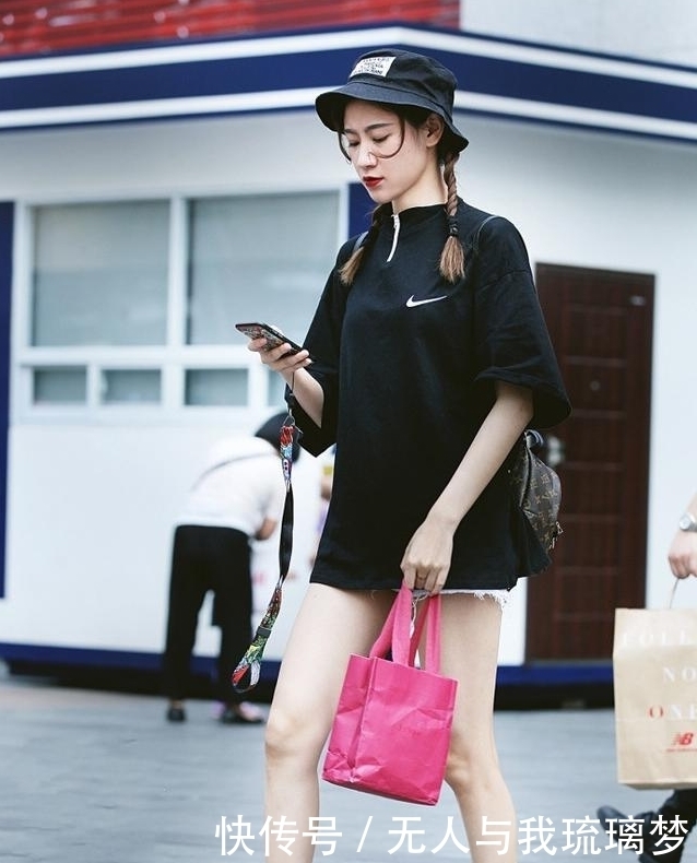 街拍：穿破洞裤的小姐姐，清爽的半腰背心特别性感