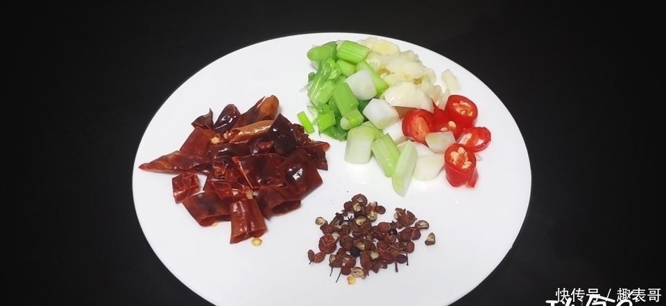 黑木耳|晚餐,最近爱上这道家常菜,酸辣爽口,隔天吃1次,肚子平肤色好