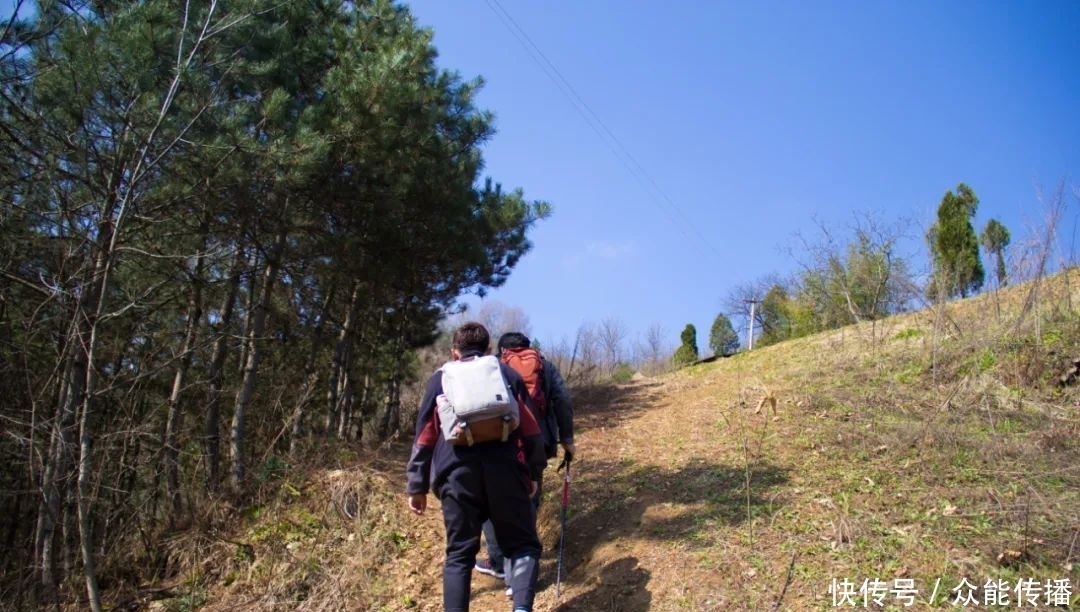 有点让人想不到，秦岭这个山顶上，竟然还住着一户人家，也太苦了