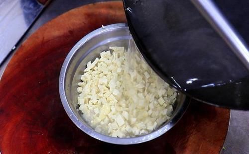 植物蛋白|我家豆腐从不炒着吃,淋1个鸡蛋、不加1滴水,一年四季吃不够