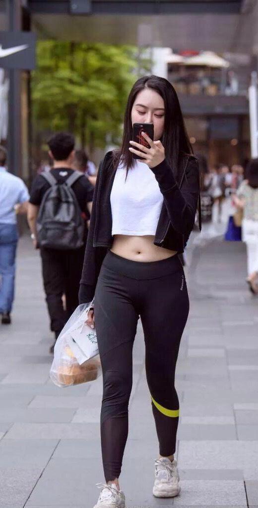 黑色|打底裤穿出霸气感,黑色外套配白色T恤,这样的搭配精致高级