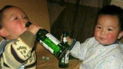 逗娃|爷爷低俗的逗娃方式,让2岁孙子再也醒不来,别让恶趣味害了孩子