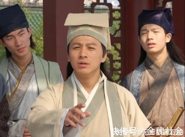 权贵$小神童一上联:“父在外,肩挑日月”,下联一出,众人都拍案叫绝