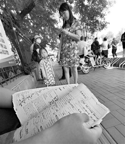 姥姥|两岁旗袍宝宝成陪考现场“最靓的娃”