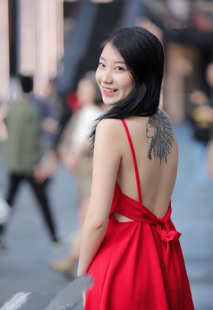 这大红裙子一穿，视觉效果立马拉满，塑造一个优雅小姐姐的形象