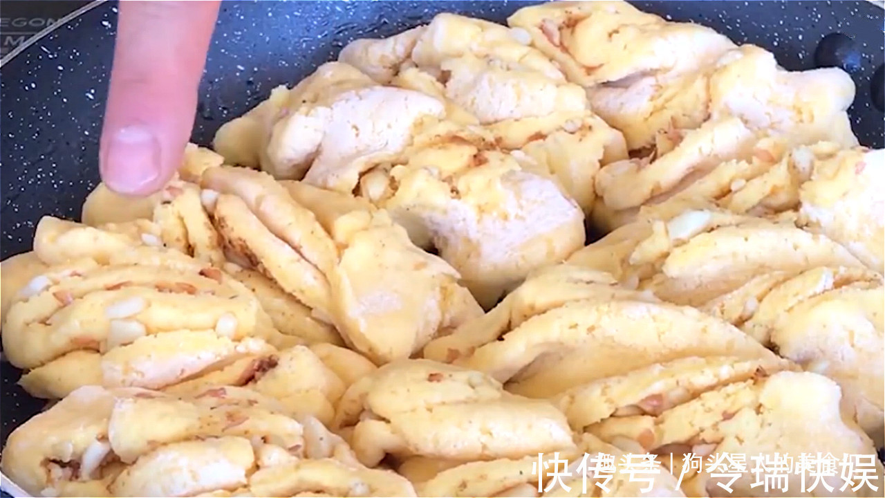 做法|玉米面最好吃的做法，看着都流口水，暄软细腻，越嚼越香
