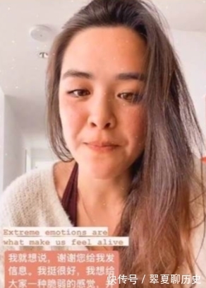 晒照,被子遮盖性感曲线,中指戒指引关注