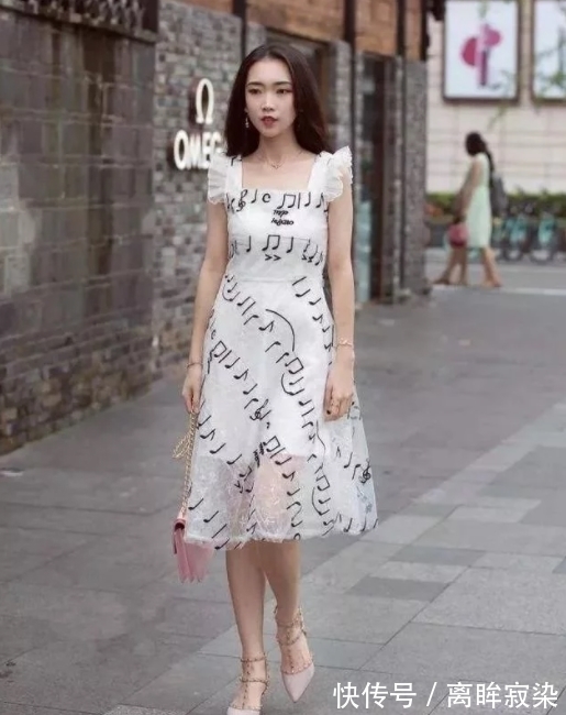 短裤|街拍:短袖配短裤短发美女气质脱俗美丽大方