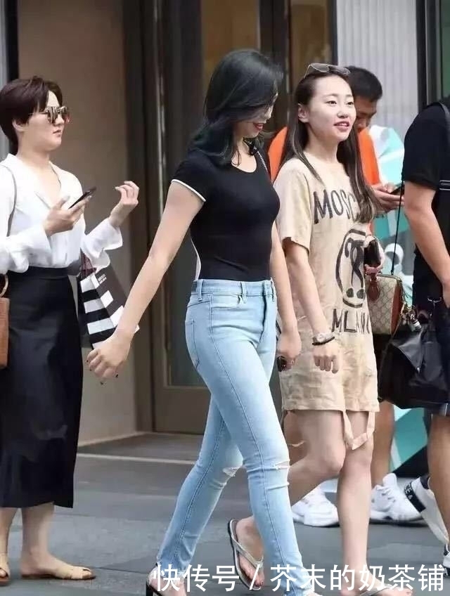 妹子|街拍:气质出众俊美的妹子,曲线丰腴,性感精致有女人味!