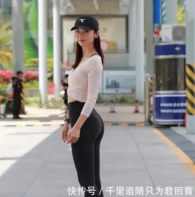 活泼型 打底裤小姐姐的穿着俏美乖甜,彰显甜美女神风范