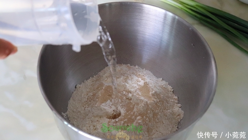 早餐别只会豆浆油条,教你做包子蓬松香软,比豆浆营养,比油条香