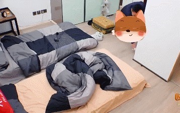 范丞丞在衛(wèi)生間遭蟑螂攻擊,褲子沒提好就出來了,楊迪這能播嗎