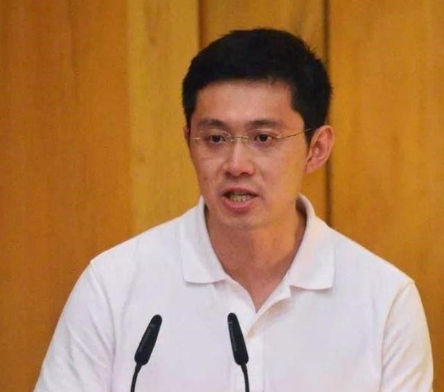 亚洲最发达的国家, 总理是华人, 但三个儿子