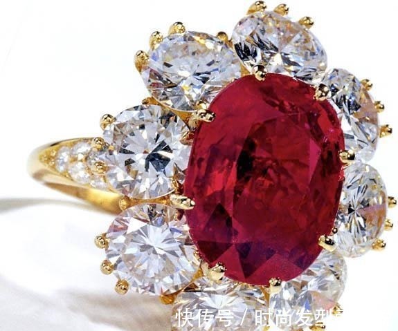 伯顿 自带服装拍戏不算什么,泰勒拍电影自备珠宝,给剧组省了好多经费!