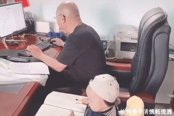 宝宝们|“小秘书宝宝”为姥爷当助手,雇佣婴儿就算了,还要时不时亲一下