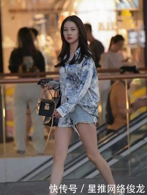 街头|街头美女的另类穿搭,印花衬衫+紧身短裤,彰显青春活力