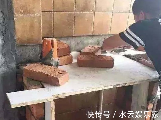 老公|楼上邻居把阳台改成卫生间，老公笑着同意，一周后老公哭着说后悔