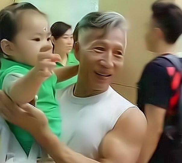 老人|六旬爷爷接孙女被围观,身材气质很是突出,爸爸看后感到“羞愧”