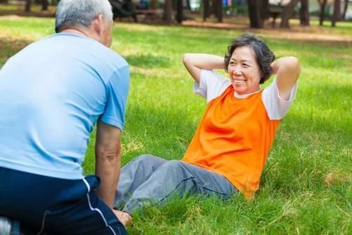 伤心脏|年龄偏大的人易患高血压,这3种运动别做,这2种运动很适合