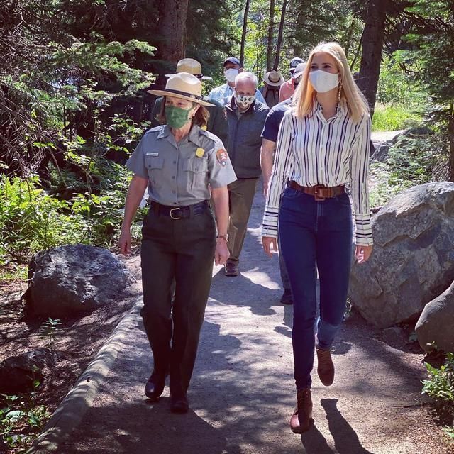 伊万卡气质全开!穿条纹衬衫搭配牛仔裤高贵洋气，意外穿出高级感