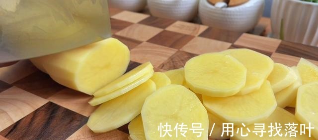 土豆好吃又好看的做法，外酥里软，比薯条还好吃！