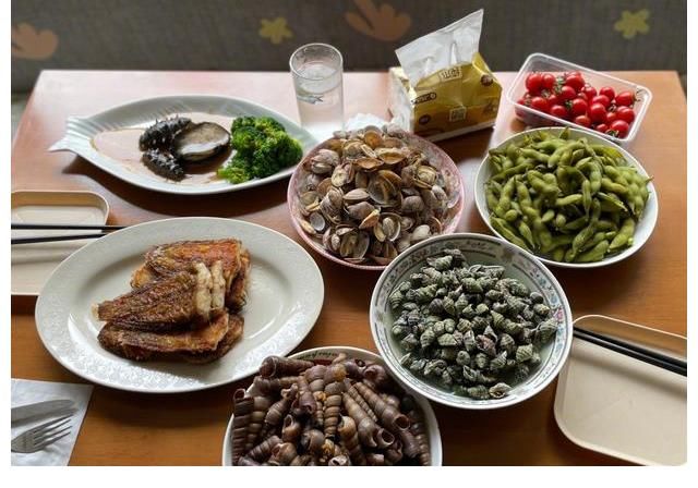 婚纱照|黄晓明晒与家人合照，现场未见baby和小海绵，身后婚纱照成功抢镜