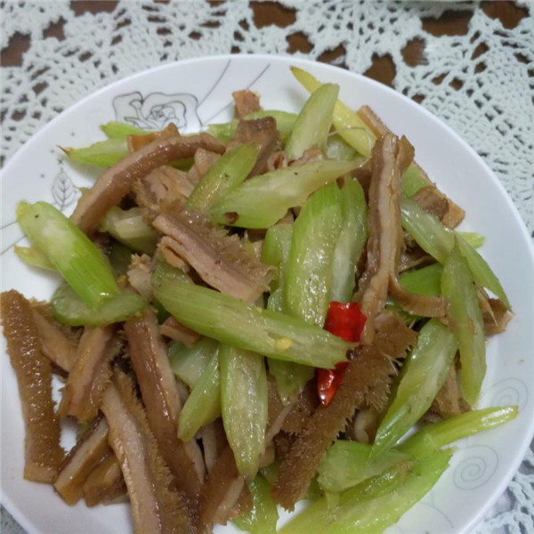 儿子回来,做了几道菜,被他说没有老婆做的好吃