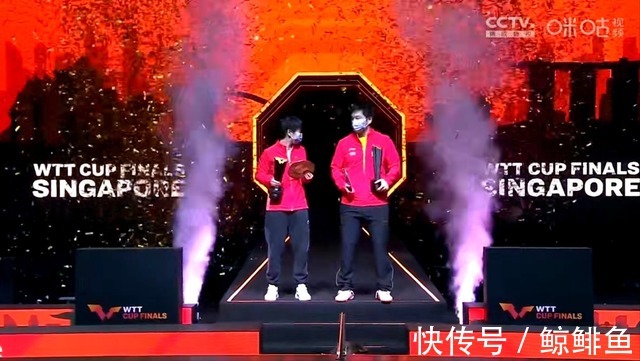 冠军|可爱的冠军合影!孙颖莎、樊振东持奖杯同台,懵懵的样子再度圈粉
