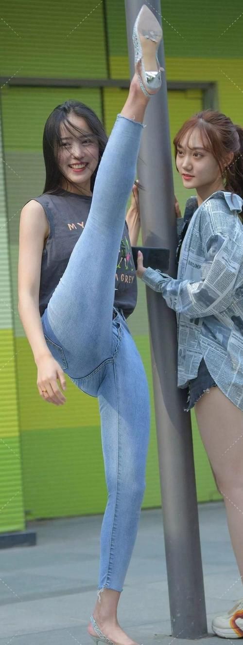 展示|紧身牛仔裤有“韧性”，当街展示一字马，换别裤子该裂了