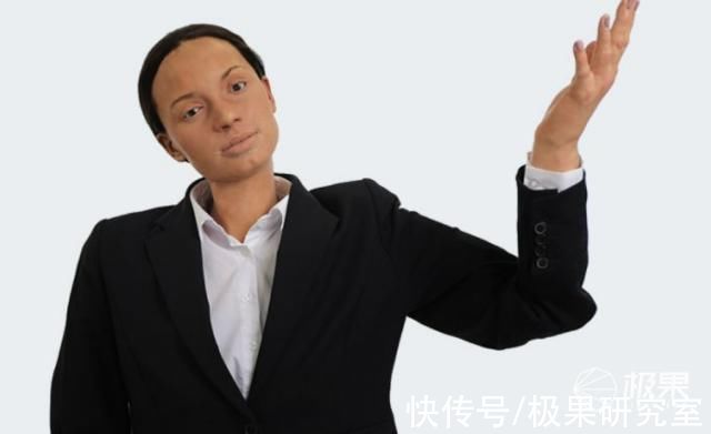 老外造人形机器人!表情生动堪比人类，微微一笑吓坏网友