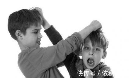 人之初|孩子跟同学打架,这位宝妈的做法,让其他家长都看不下去了