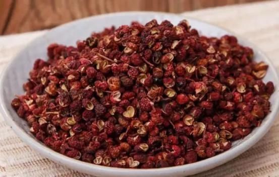 腌腊肉时，只放盐是错的，牢记3放1不放，金黄又好吃，久放不发霉