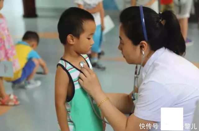 小女孩|小女孩害怕抽血,一直“忽悠”护士阿姨,妈妈想装作不认识