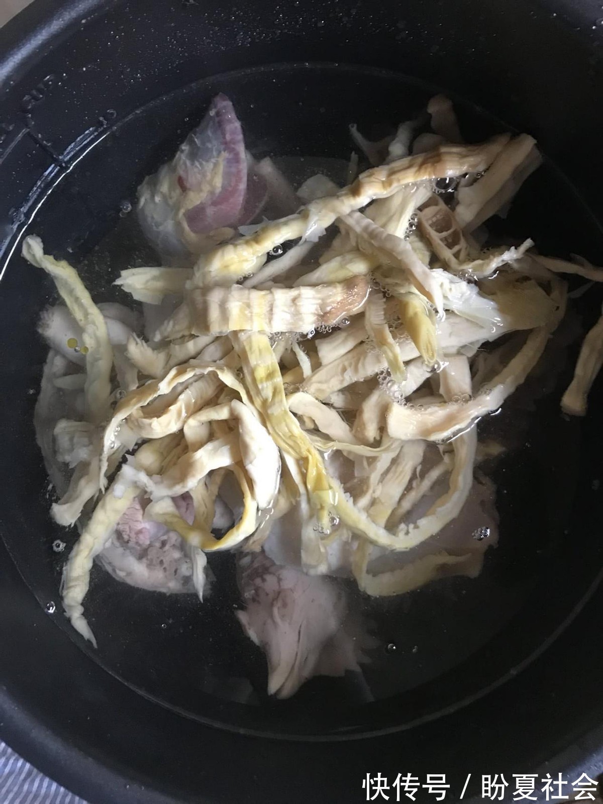 家人|鸡汤这样煲才好喝,食材简单,学会了以后做给家人吃