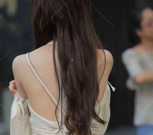 小姐姐好会穿,吊带裙加个泡泡袖,又仙女又贵妇