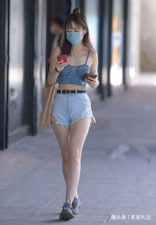 牛仔 夏季这样穿超级清凉舒适,牛仔吊带背心+牛仔短裤,凸显迷人身材