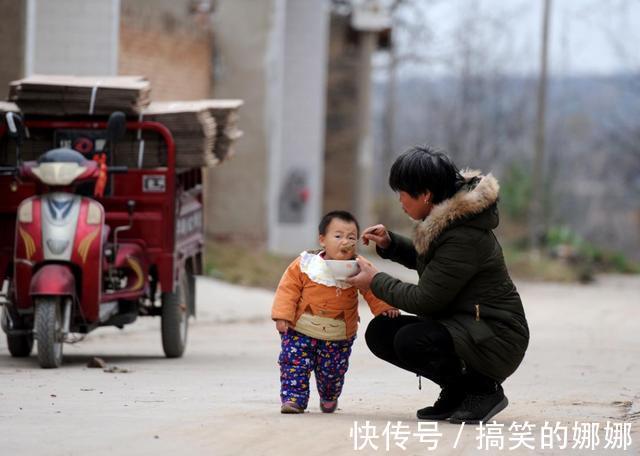 汤泡饭|给宝宝喂饭时,这样3个习惯,会害苦了孩子,家长应该注意