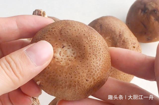买香菇时，挑颜色深的还是浅的的菜农教你4招，别再买错了