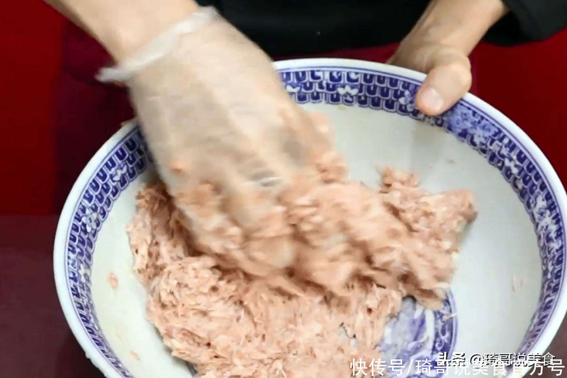 调万能饺子馅，口诀“剁盐水油”，肉馅油润鲜香，包子馄饨全能用