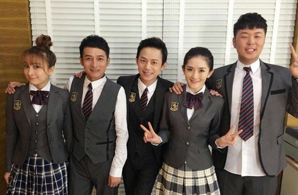 何炅收礼事件持续发酵,收粉丝见面礼画面曝光,盯紧礼物动作娴熟