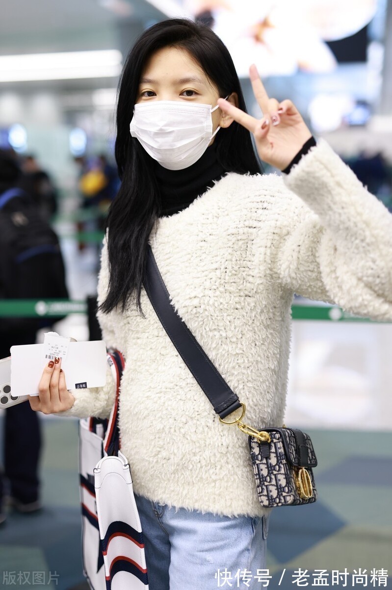 毛衣|章若楠清新减龄街拍,黑色高领打底衫配米白色毛衣,温柔又温暖