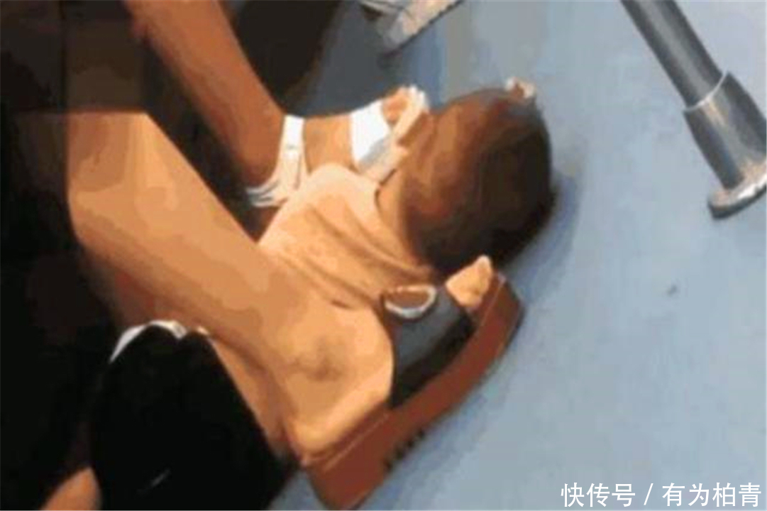 孩子|孩子睡地板上,妈妈却悠闲坐着玩手机,看到孩子的手乘客立马报警