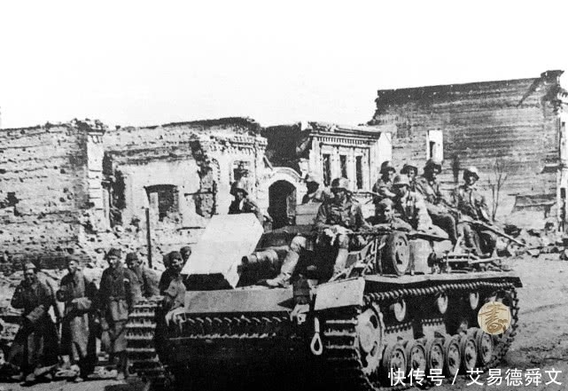 战争|苏德战争老照片:镜头下疯狂入侵的德军,苏联村庄陷入一片火海