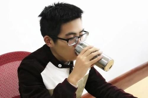 喉咙总是感觉有痰卡着，咽不下去又咳不出来，应该怎么办？