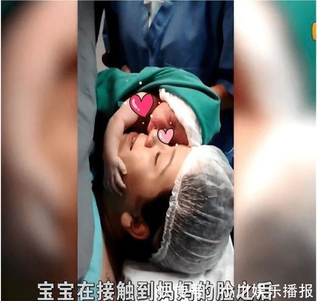 放手|宝宝才刚刚出生,就抱着妈妈不放手,画面真的是好感人