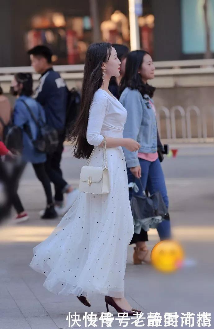 街拍:紫色的小西装, 内搭选择了一件浅卡其色的背心, 看上去十分的迷人