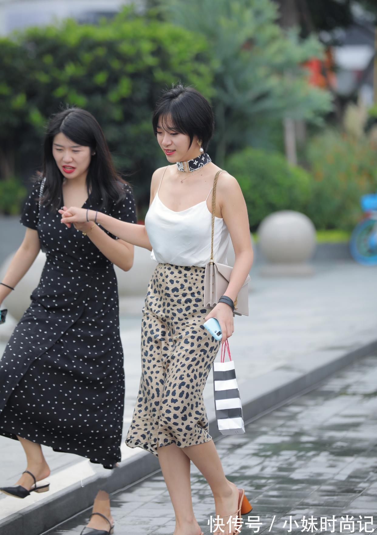 白色 时尚穿搭:白色吊带上衣搭配豹纹裙