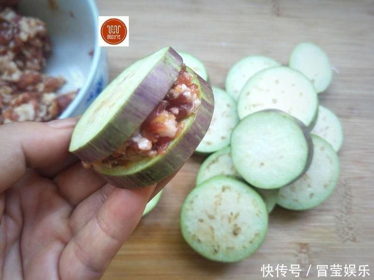  不用油炸的茄盒这样做，外酥里嫩，做起来简单，吃起来够味
