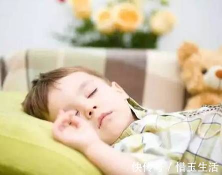 小动作|宝妈们一定要注意,1岁宝宝的这些小动作,可能表达着他的不舒服