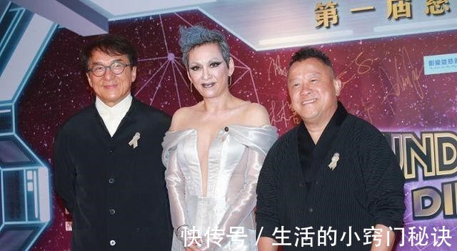 连体裤|周润发前妻穿衣挺个性,连体裤开叉到“胃”也要穿,好在身材够好!